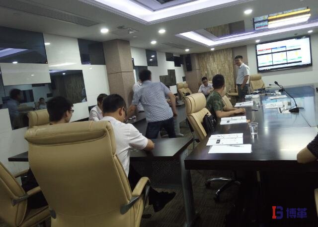 精益沙盤模擬訓練中忙碌的物料員 精益沙盤模擬訓練中